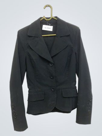Schwarzer Blazer mit SS-18462 Etikett