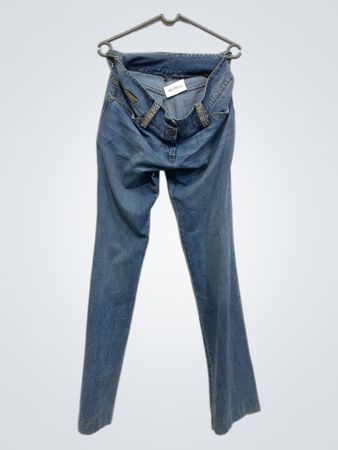 Blaue Jeans mit Strassverzierungen