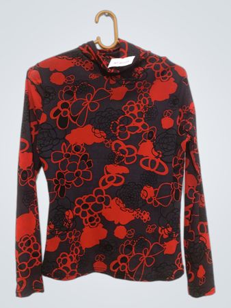 Rot und schwarz gemusterter Rollkragenpulli