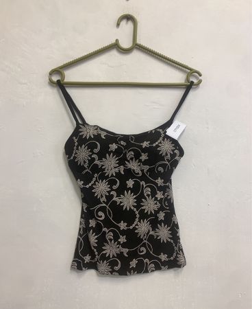 Schwarzes Tanktop mit weißem Blumenmuster