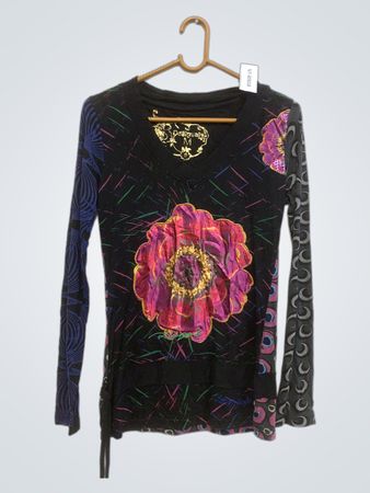 Desigual Damen Langarm V-Ausschnitt T-Shirt mit floralem Applikation