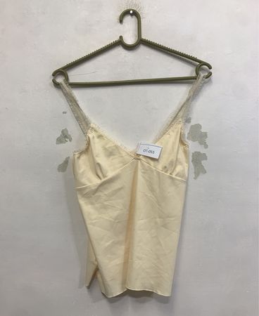 Cream Slip mit Spitzenbesatz und "OT-055" Etikett