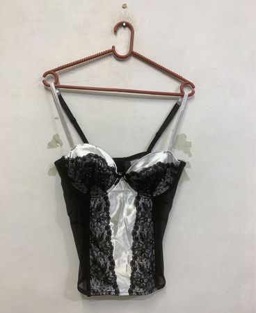 Corselet en dentelle noir et blanc