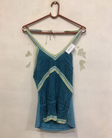 Débardeur au crochet bleu et vert