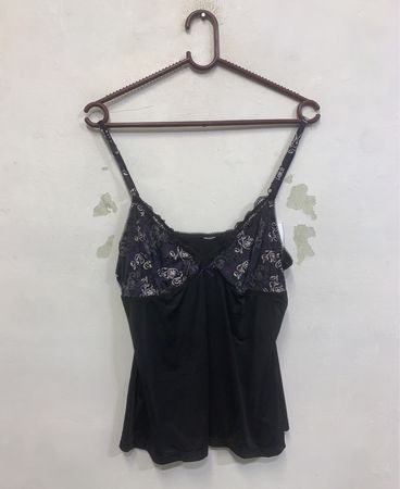 Débardeur noir avec dentelle imprimée florale violette et blanche