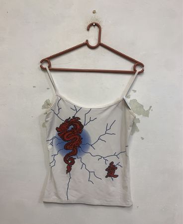 Weißes Tanktop mit rotem Drachenmotiv