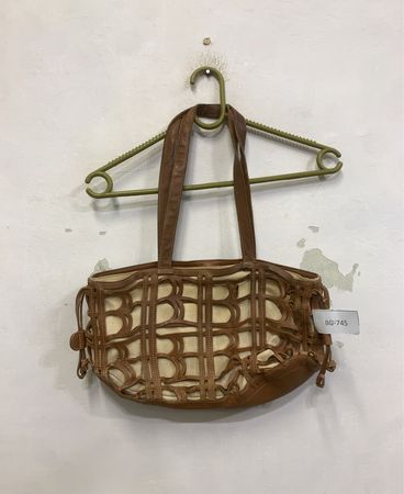 Braune Lederhandtasche mit Ausschnittmuster und beigem Innenraum