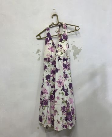 Weißes Halfterkleid mit lila Blumendruck