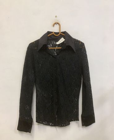 Schwarzes Spitzenhemd mit Knöpfen
