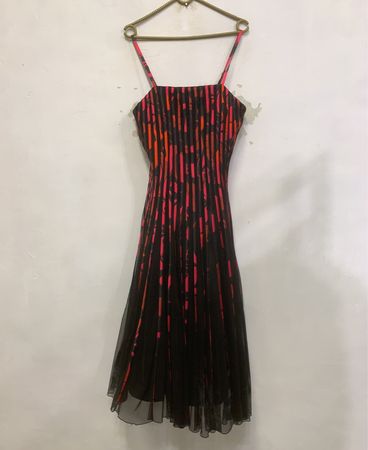 Roman Schwarz & Rosa Blumenmuster Falten Midi Kleid