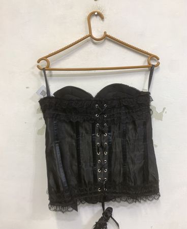 Schwarzes Korsett mit Spitzenbesatz