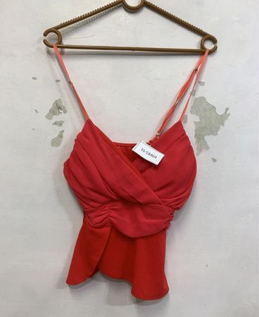 Rotes gerafftes Camisole-Top