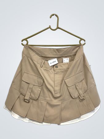 Beiger Rock mit Taschen und Falten