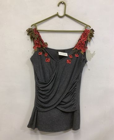 Graues Tanktop mit floralen Verzierungen