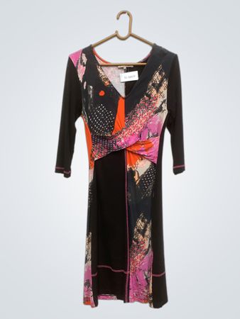 ANNA FIELD Schwarzes und abstraktes Druckkleid mit pinken Akzenten