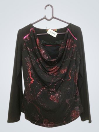 Claire DelaNdes Schwarzes Langarmoberteil mit rotem Glitzerdetail