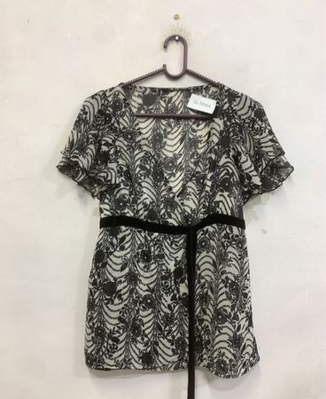 Schwarz-weiße Bluse mit Blumenmuster und Gürtel