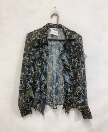 Reservierte florale Rüschbluse