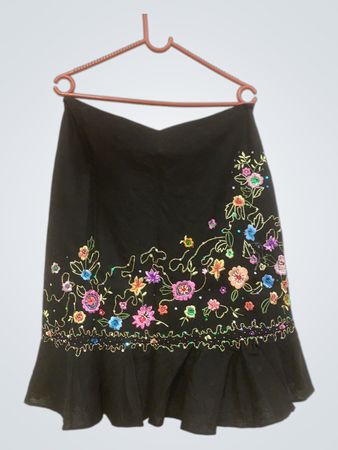 Schwarzer bestickter floraler Midirock