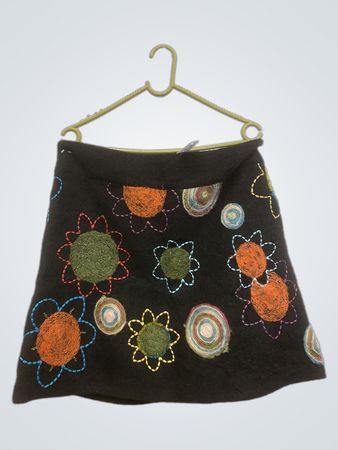 Schwarzer A-Linien-Rock mit gestickten Blumen- und Kreismustern