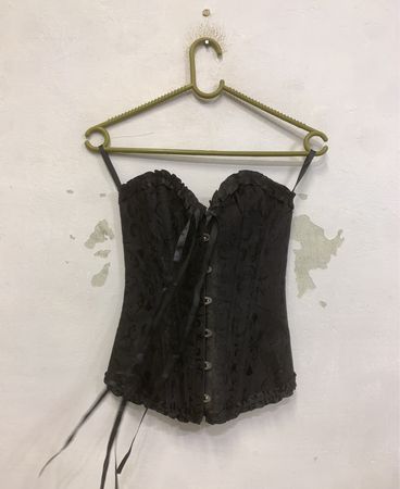 Schwarzes Korsett mit Schnürung vorne