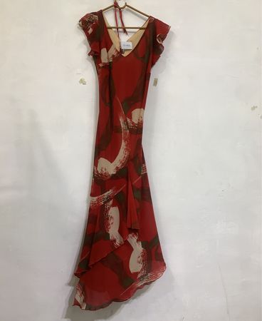 Rotes Kleid mit abstraktem Muster