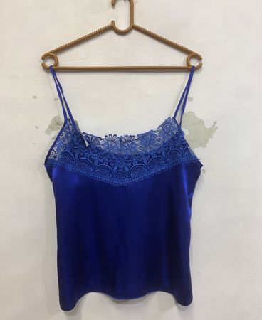 Blaues Satin-Camisole mit Spitzenbesatz