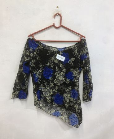 Schwarzes Spitzenoberteil mit blauem Blumenmuster