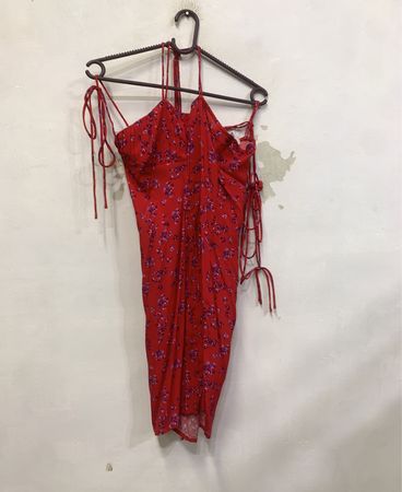 Rotes florales Druck-Minikleid