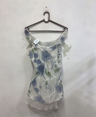 „Transparenter, mit Blumenmuster bedruckter Rüschentop“