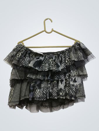 Gestuftes Rüschenshirt mit schulterfreiem Schnitt und Animal-Print