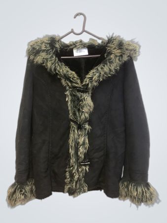 Schwarze Fleecejacke mit Kunstpelzkapuze