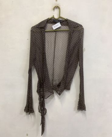 JOSEPHINE & CO gepunktete durchsichtige Wickelbluse mit Bindeband