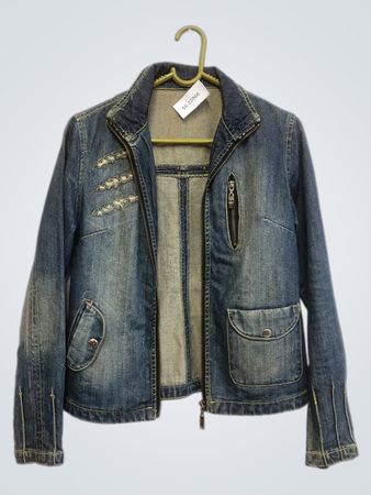 Blaue Denimjacke mit Reißverschluss und Taschen