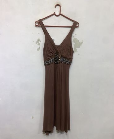 Braunes Kleid mit verziertem Bund