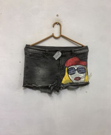 Die grauen Denim-Shorts mit Grafikdruck