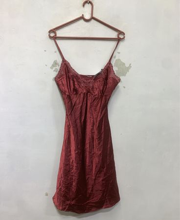 Rotes Spitzenbesatz Unterkleid