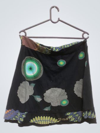 Desigual schwarze Rock mit buntem Muster