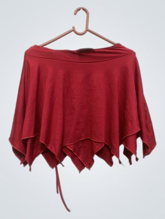 Roter asymmetrischer Rock mit Saum