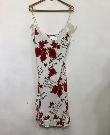 Weißes Slip-Kleid mit rotem Blumenmuster und Text