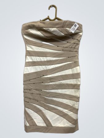 Trägerloses Kleid mit diagonalen Streifen und Verzierungen