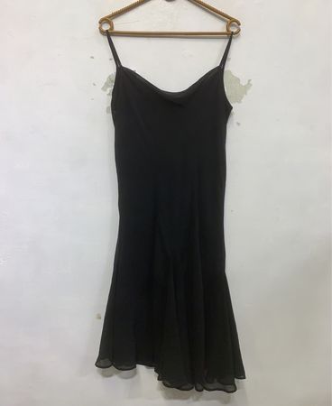 Schwarzes Spaghettiträgerkleid mit Blumenmuster