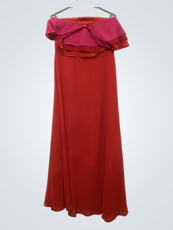 Rotes schulterfreies Rüschensmaxikleid