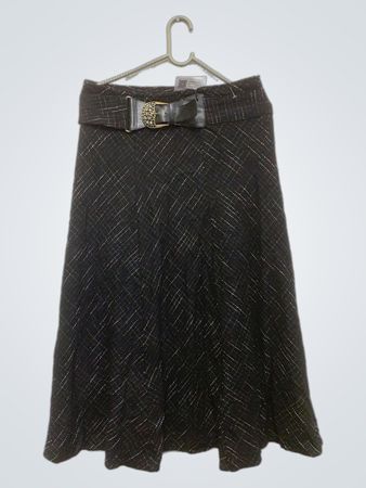 Schwarzer A-Linien-Rock mit Gürtel