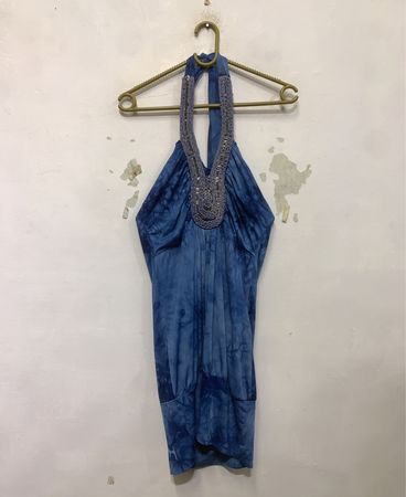 Blaues Batik-Top mit Halsband aus Perlen