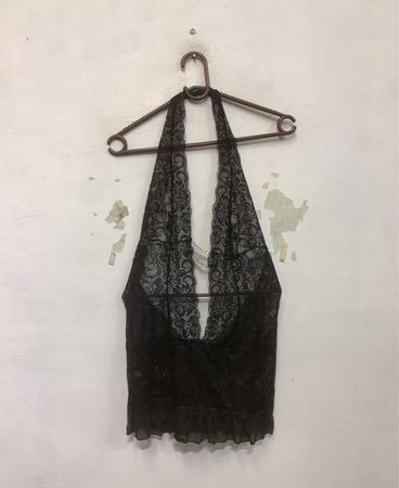 Schwarzes Spitzen-Haltertop mit Perlendetail