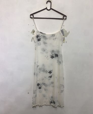 Weißes Kleid mit floralem Druck