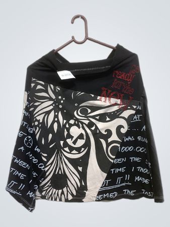 Schwarz-weiß bedruckter Rock mit Text