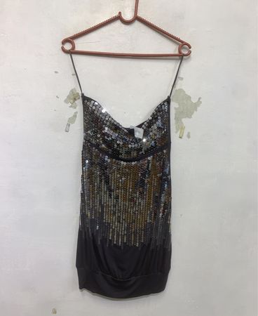 Glitzerndes trägerloses Kleid