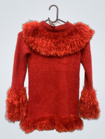 Roter Pullover mit flauschigem Kragen und Bündchen
